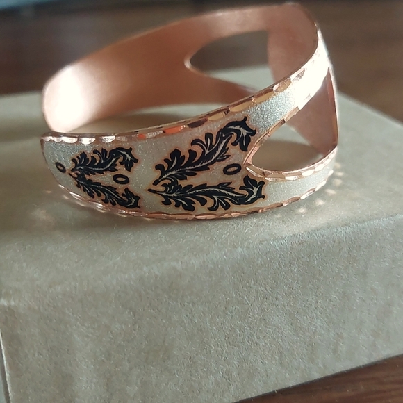 Diamond cut horse cuff bracelet- NWOT - Picture 3 of 6